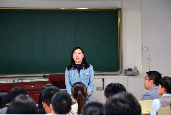 格日乐其木格老师讲话 动科院记者 代秀文 摄