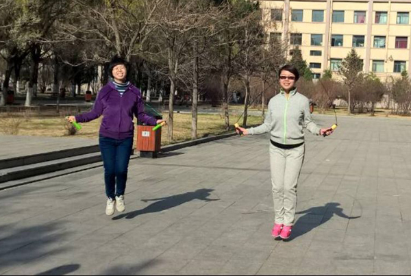 教师们积极参与跳绳比赛 动科院 摄