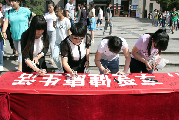 我院师生参加禁烟活动并在禁烟条幅上签名 动科院 记者 马政华 摄