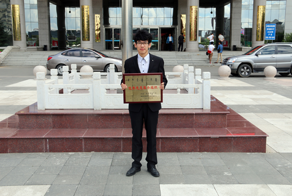 我院学生代表领奖留念 动科院 记者 马政华 摄