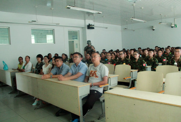 我院教师与学生们一同看阅兵仪式 动科院 记者 杨可心 摄