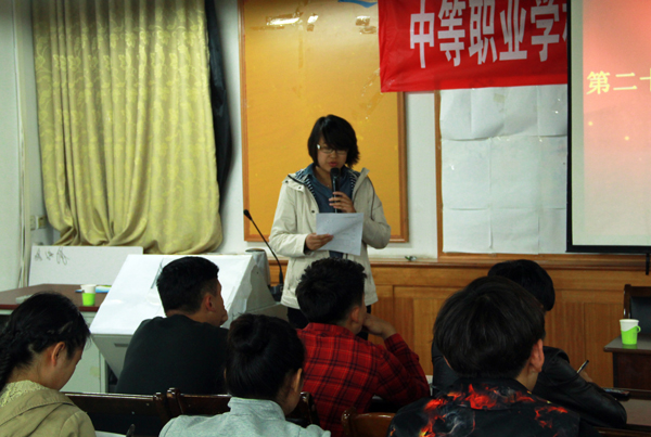 王元老师主持开班仪式 动科院 实习记者 蒋冬莉 摄