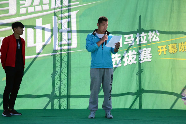 赵国林老师宣布比赛成绩 动科院记者 蒋冬莉 摄