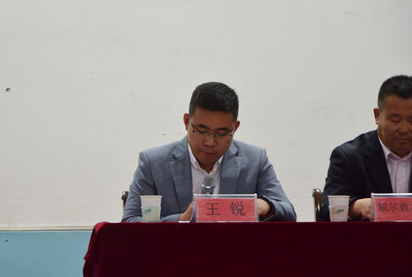 王锐书记主持会议 动科院记者 李敏 摄