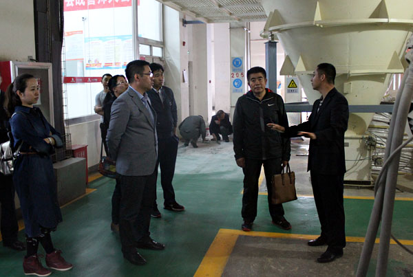 老师们参观车间