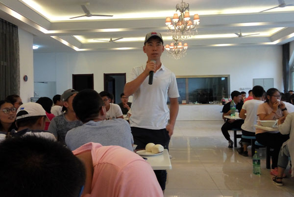 实践队负责人特木其乐老师发言 动科院 摄