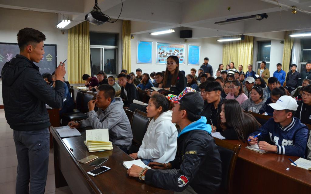 学生会主席谈格斯主持会议 动科院记者 摄