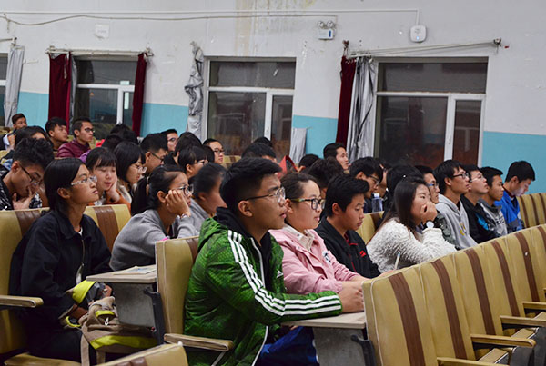 同学们认真听讲 动科院记者 范玉龙 摄