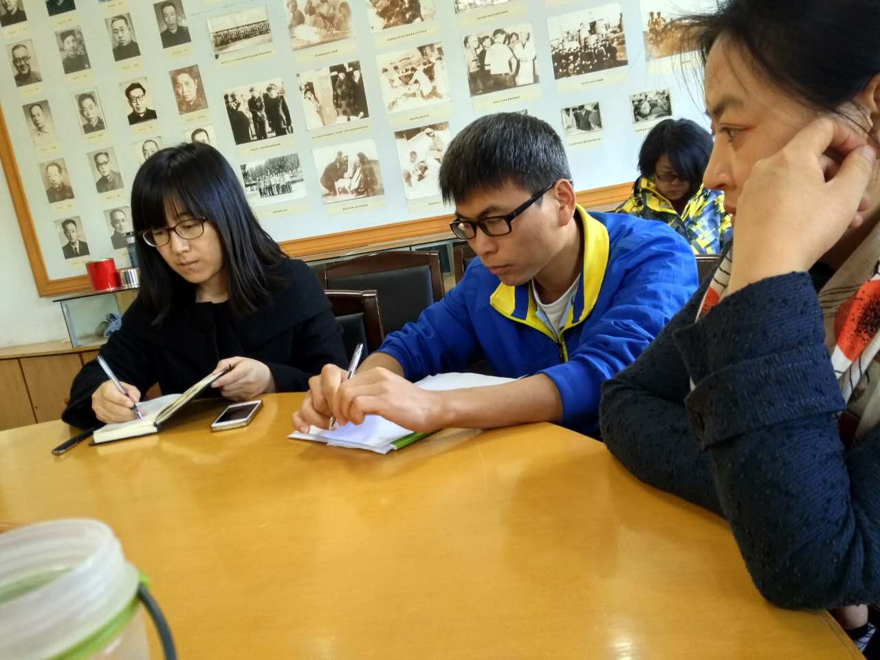 学生认真听讲 动科院摄