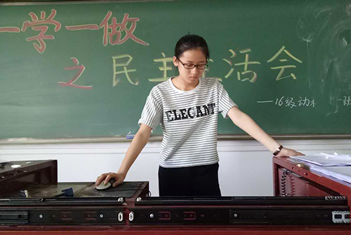 团支书主持 动科院记者 李宏超 摄