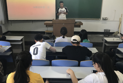 班会主持 动科院记者 特日格乐 摄