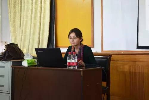 高丽萍教授作报告 动科院记者 特日格乐 摄