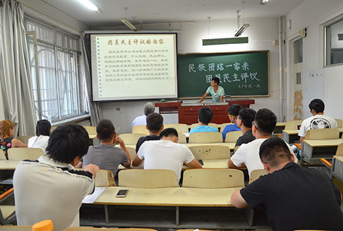 观看学习资料 动科院记者 万继恩 摄